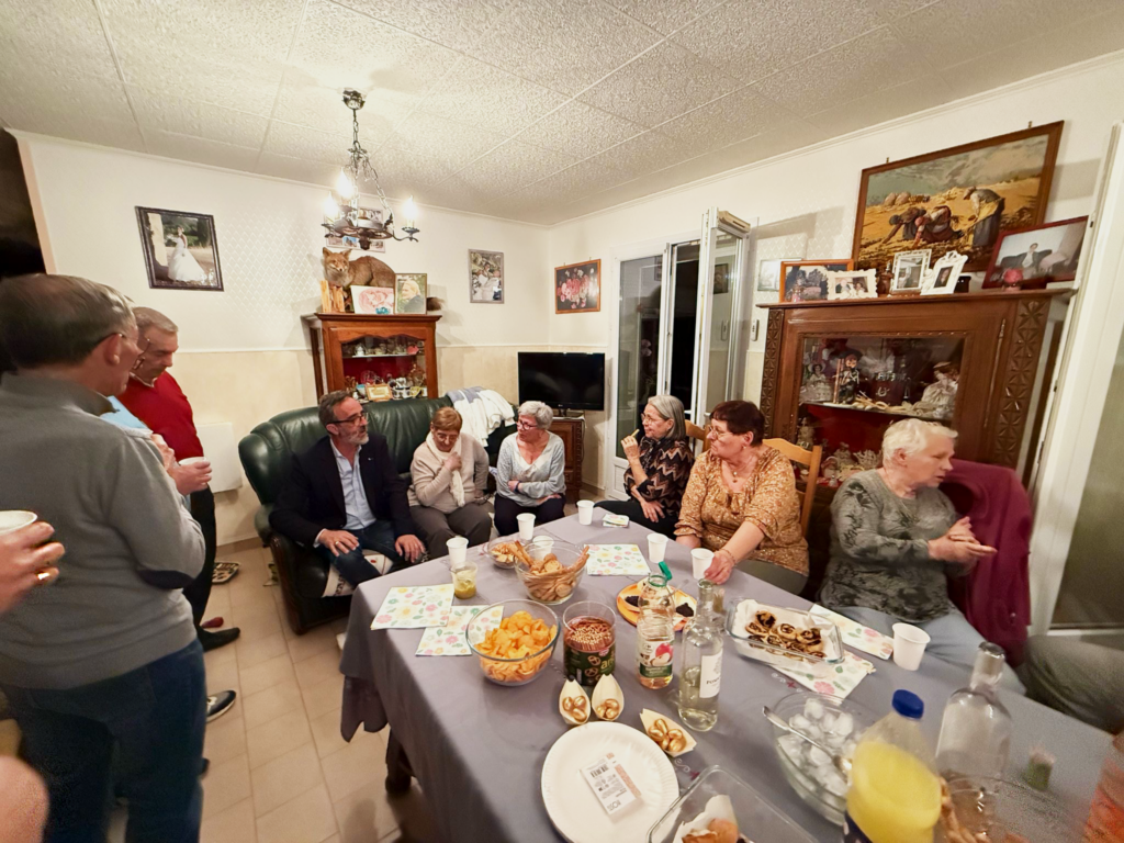 photo avec le maire et les habitants