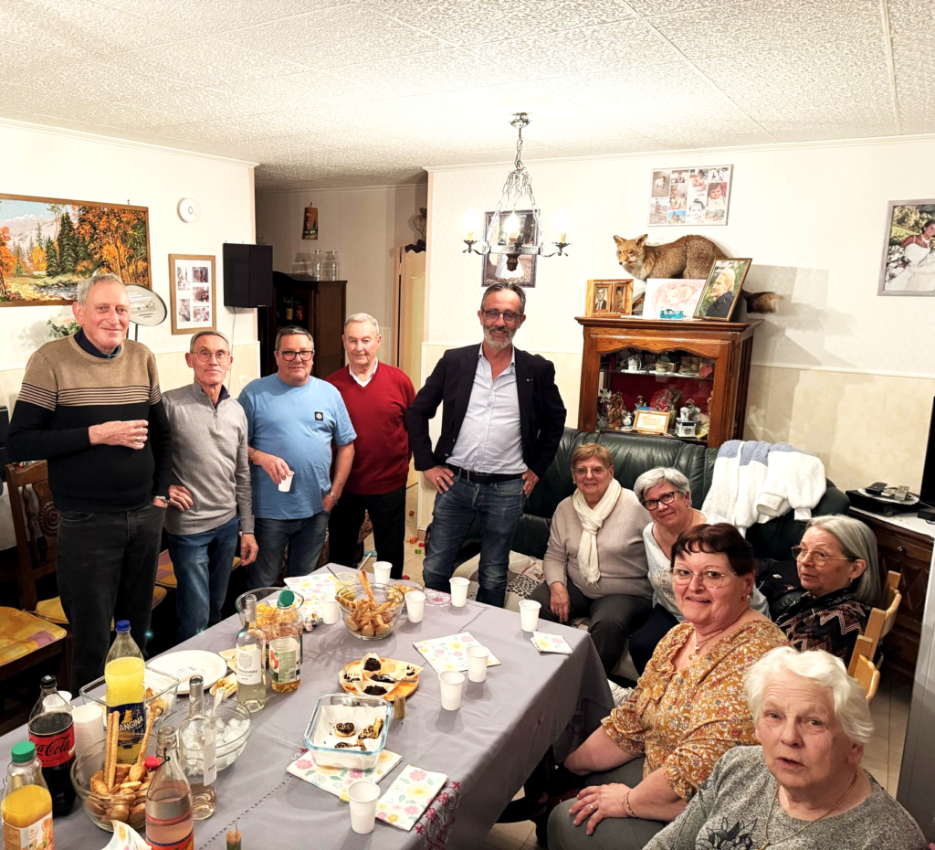 Photo avec le maire et les habitants
